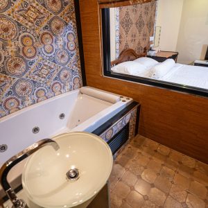 Deluxe Room – Antique Style (Bathtub)