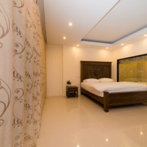 Deluxe Room – Roman Style (Bathtub)